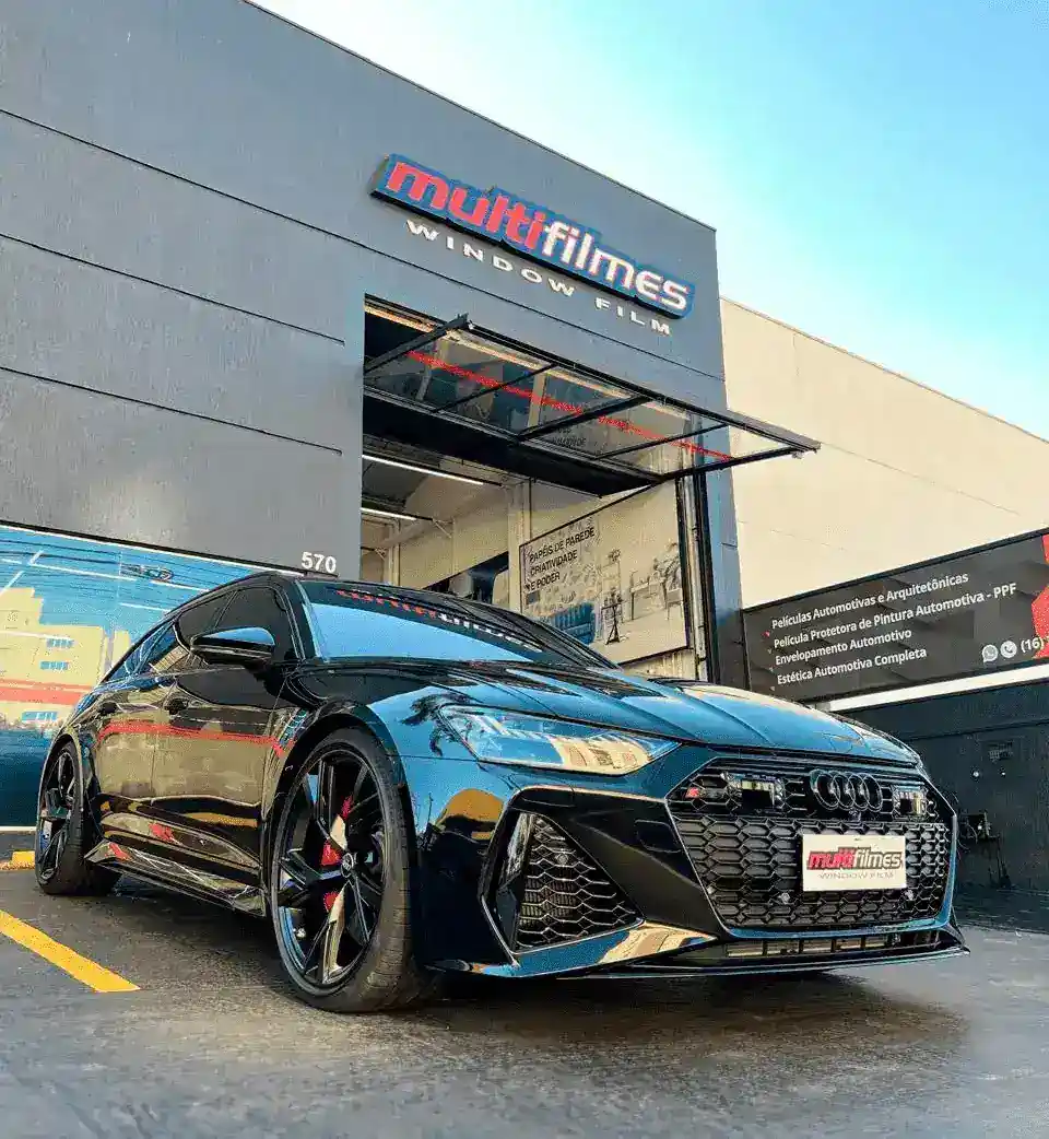 Fachada de uma unidade Multifilmes com carros de luxo